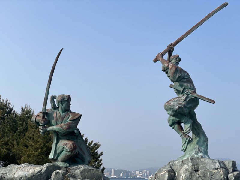 宮本武蔵と佐々木小次郎の銅像