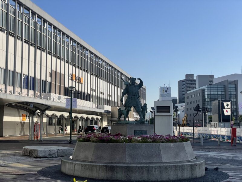 岡山駅東口の桃太郎像