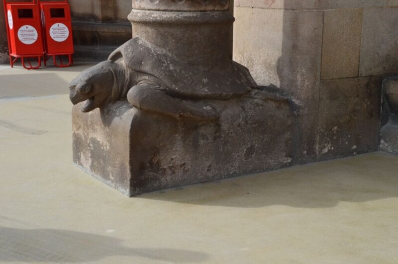 サグラダ・ファミリア聖堂入口の柱の亀