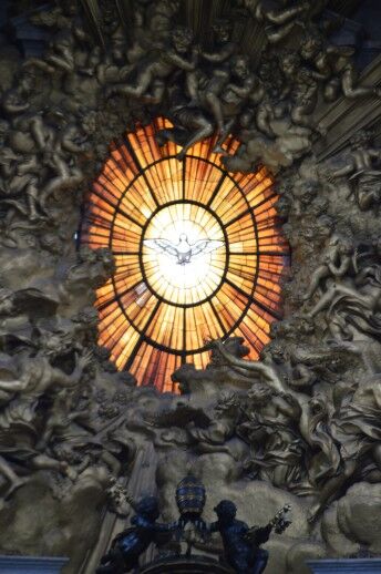サン・ピエトロ大聖堂の鳩のステンドグラス