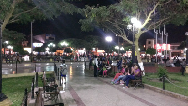 ナスカの夜の広場