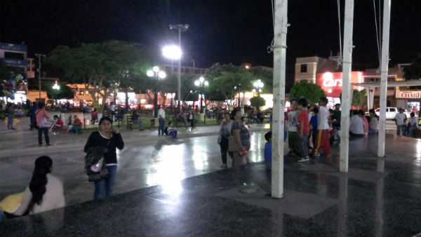 ナスカの夜の広場