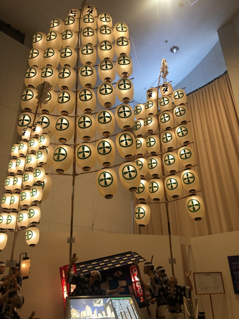 秋田市民俗芸能伝承館の秋田竿燈祭りの展示