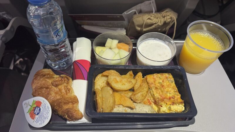 カタール航空ドーハ発カイロ行きの機内食